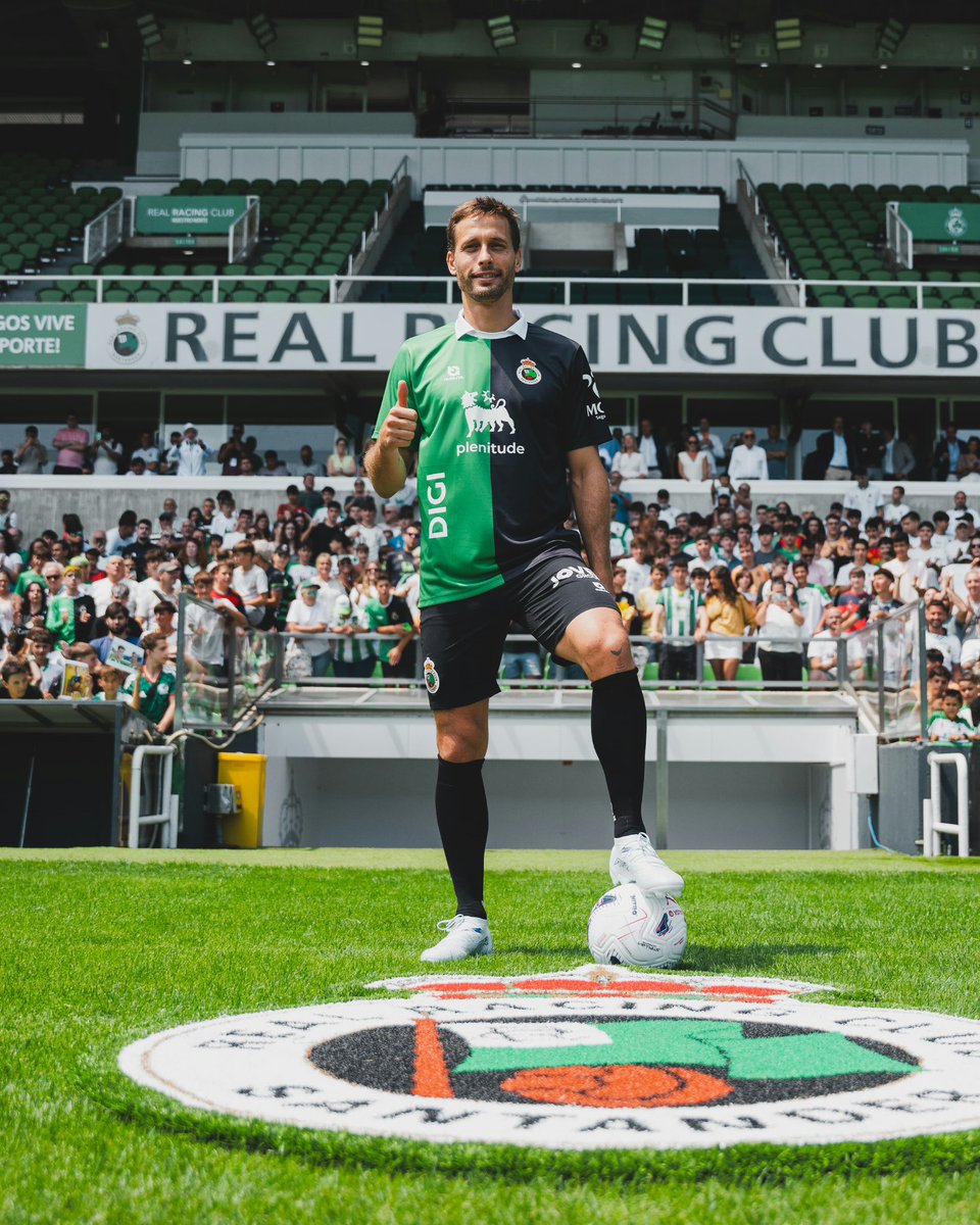 SergioCanales's tweet photo. Un día muy feliz, rodeado de mi gente, en mi club de toda la vida y en casa. ¡No se puede pedir más! 

Gracias al @realracingclub y a todos los racinguistas por tanto cariño. Deseando desde ya devolveros con fútbol la confianza depositada en mí 💚 https://t.co/FzydLhcKPb