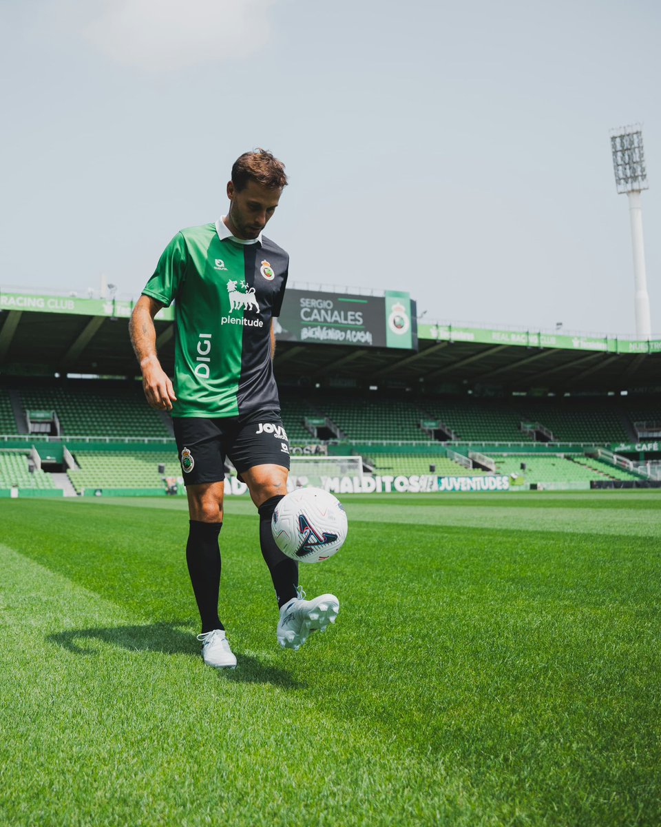 SergioCanales's tweet photo. Un día muy feliz, rodeado de mi gente, en mi club de toda la vida y en casa. ¡No se puede pedir más! 

Gracias al @realracingclub y a todos los racinguistas por tanto cariño. Deseando desde ya devolveros con fútbol la confianza depositada en mí 💚 https://t.co/FzydLhcKPb