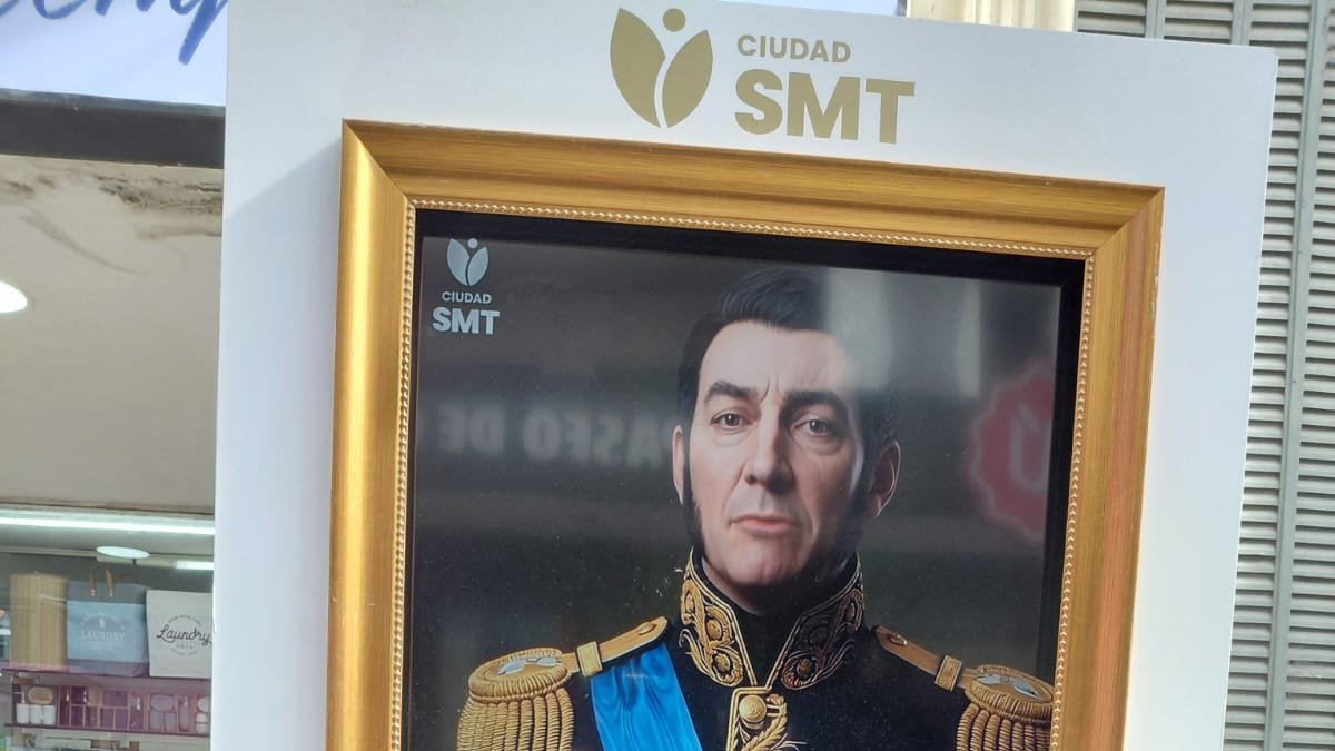 Yulia_0611's tweet photo. @madwomarn_ Holiiis, yo recién volví del centro. Aquí en Tucumán pusieron pantallas con próceres por el 9 de julio hablando un poco de la independencia. Fotito de el señor *me pongo de pie* San Martín https://t.co/rZ19d64kFv