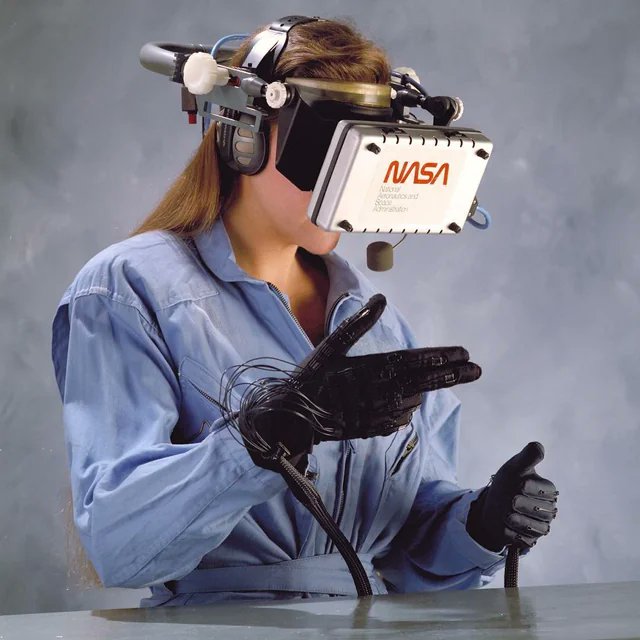 NathieVR's tweet photo. NASA made a VR headset prototype in 1985 and it looked like this. https://t.co/qaPj0tODSk