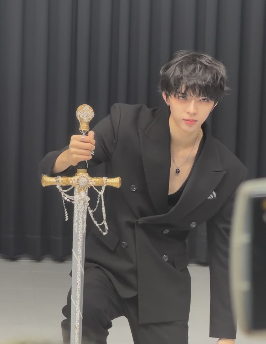 xixi_yhz's tweet photo. prince brian…with a sword…stay with me… https://t.co/E2GMDtDoiV
