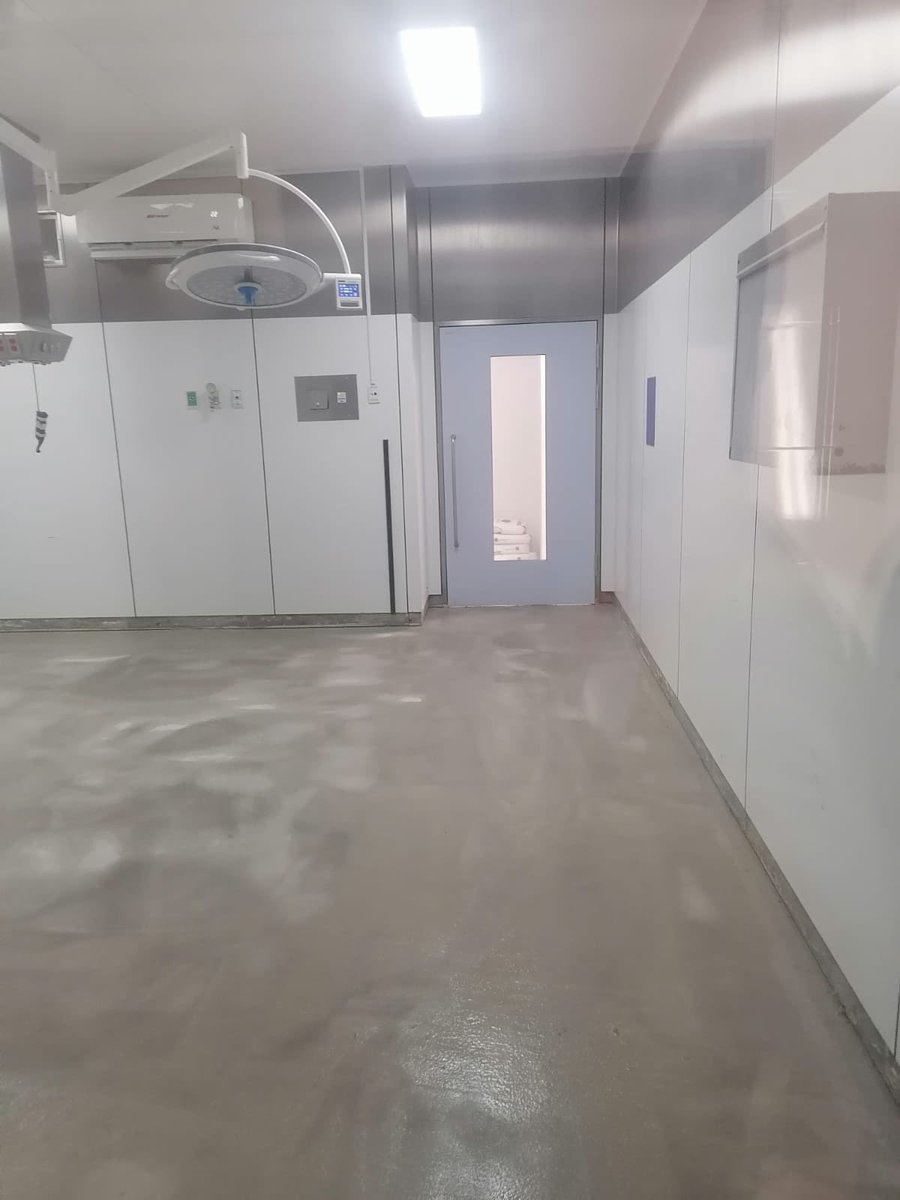 JJDiazMachuca's tweet photo. 🚨 ¡La “transformación” del ISSSTE que presume el comunista Martí Batres! 

Presumen hospitales del @ISSSTE_mx de primer nivel, pero dejan instalado un mini split en un quirófano, donde se requieren sistemas especiales de ventilación con presión positiva, aire filtrado y control de temperatura y humedad para mantener la esterilidad. 

Un equipo convencional no está diseñado para eso y puede comprometer las condiciones sanitarias del quirófano. 

¿Eso es modernización o pura improvisación con la salud de los pacientes?