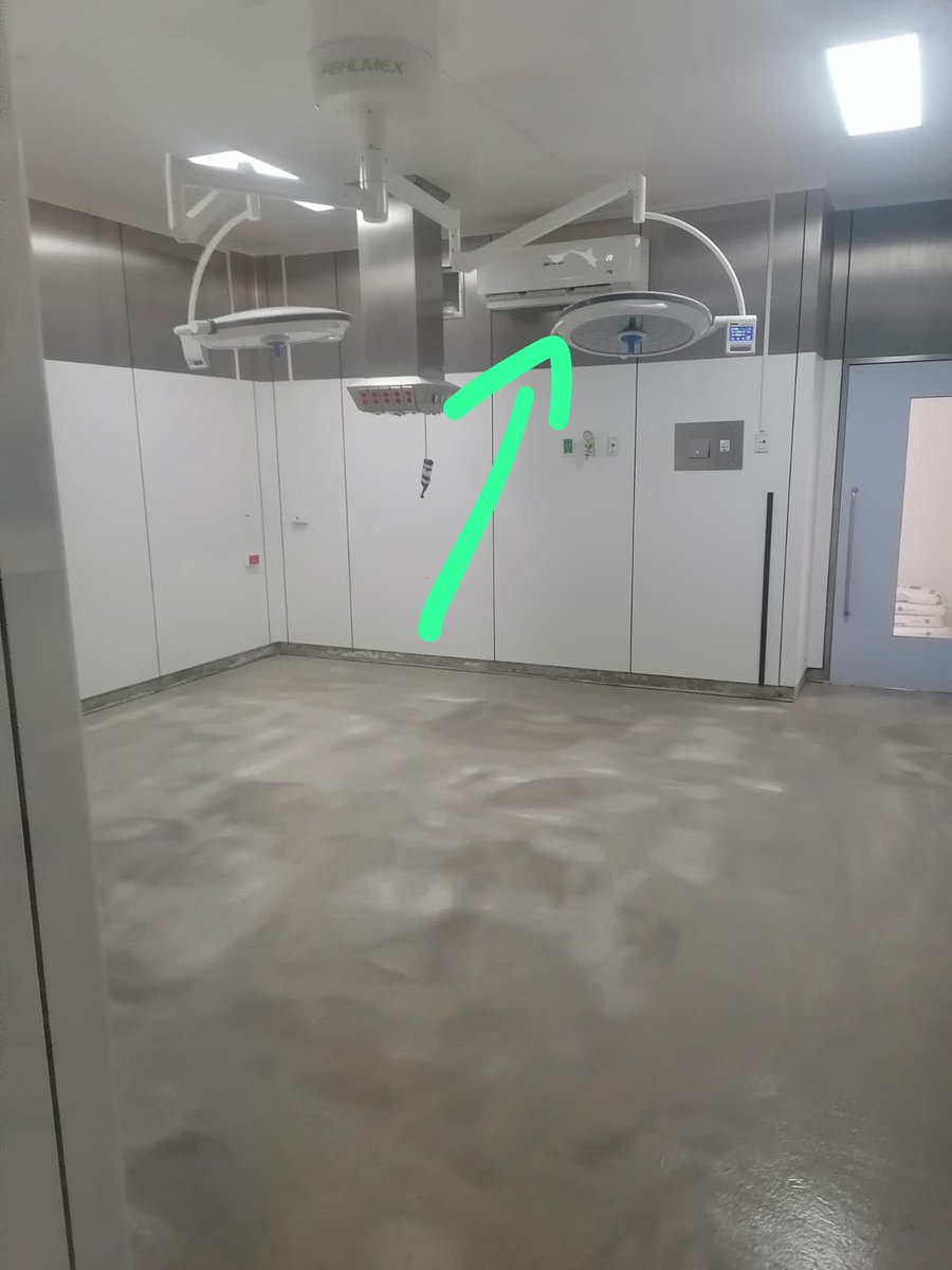 JJDiazMachuca's tweet photo. 🚨 ¡La “transformación” del ISSSTE que presume el comunista Martí Batres! 

Presumen hospitales del @ISSSTE_mx de primer nivel, pero dejan instalado un mini split en un quirófano, donde se requieren sistemas especiales de ventilación con presión positiva, aire filtrado y control de temperatura y humedad para mantener la esterilidad. 

Un equipo convencional no está diseñado para eso y puede comprometer las condiciones sanitarias del quirófano. 

¿Eso es modernización o pura improvisación con la salud de los pacientes?