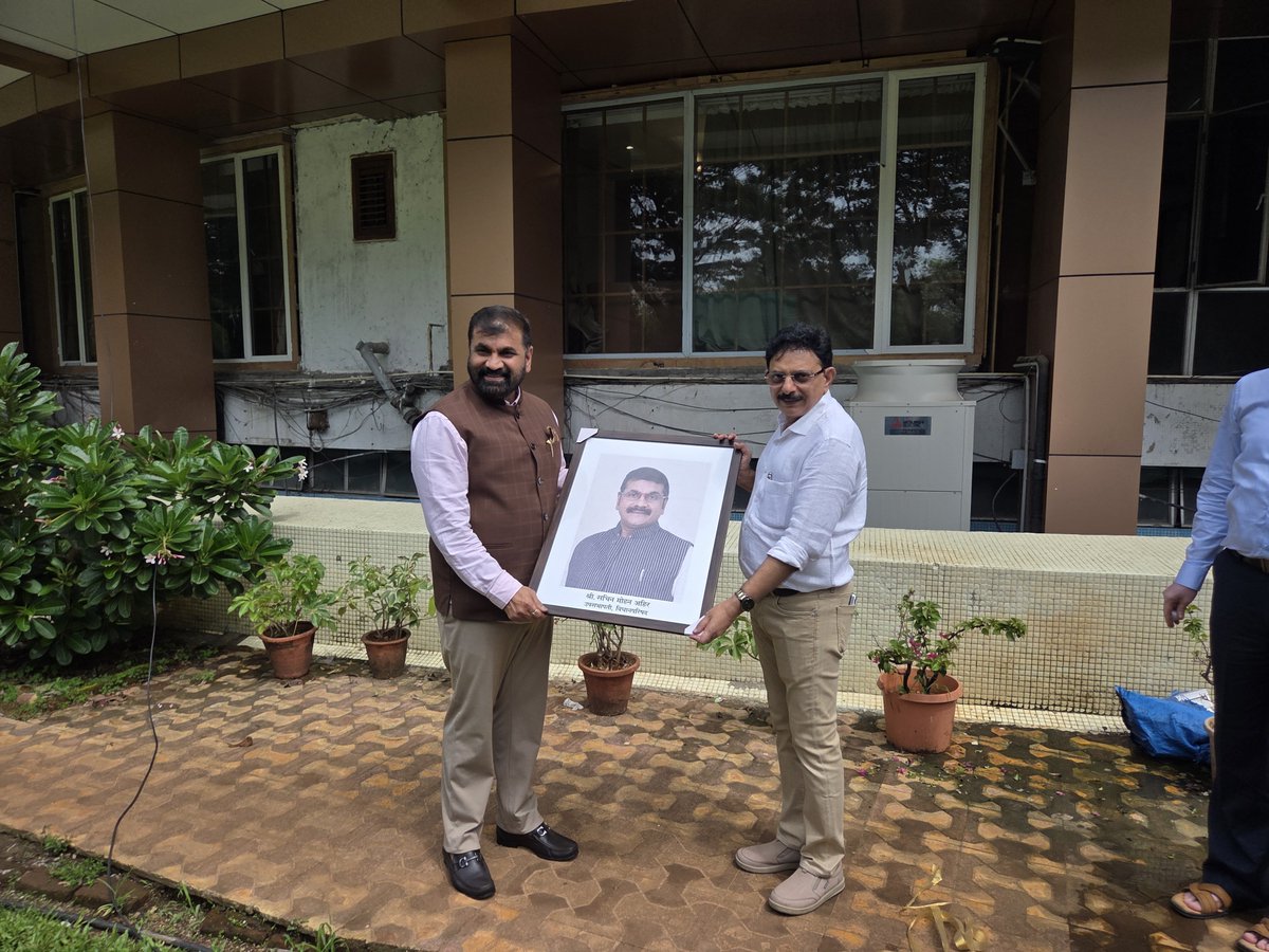 Sawkaresanjay11's tweet photo. महाराष्ट्राच्या सर्वांगीण विकासात महत्त्वाची भूमिका बजावणाऱ्या वस्त्रोद्योग क्षेत्राला अधिक सक्षम आणि आधुनिक बनविण्याच्या उद्देशाने महाराष्ट्र शासनाचा वस्त्रोद्योग विभाग 'कापूस ते कापड, कापड ते फॅशन' ही संकल्पना प्रभावीपणे राबवत आहे.
#TextileDepartment #CottonToFashion https://t.co/eO8vrfGaTe