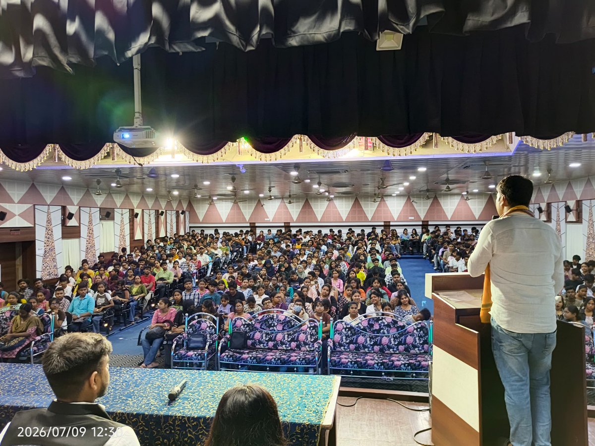 ABVPBanga's tweet photo. অখিল ভারতীয় বিদ্যার্থী পরিষদের ৭৮তম প্রতিষ্ঠা দিবস ও জাতীয় ছাত্র দিবস উপলক্ষে সুরেন্দ্রনাথ কলেজে পতাকা উত্তোলন ও পরিচয় বর্গ অনুষ্ঠিত হয়।

বিশেষভাবে উপস্থিত ছিলেন প্রদেশ সম্পাদক নীলকণ্ঠ ভট্টাচার্য  ও প্রদেশ মিডিয়া কনভেনর অনন্ত বারুই।

#78YearsOfABVP | #ABVPFoundationDay 
#NationalStudentsDay  | #ABVPBanga