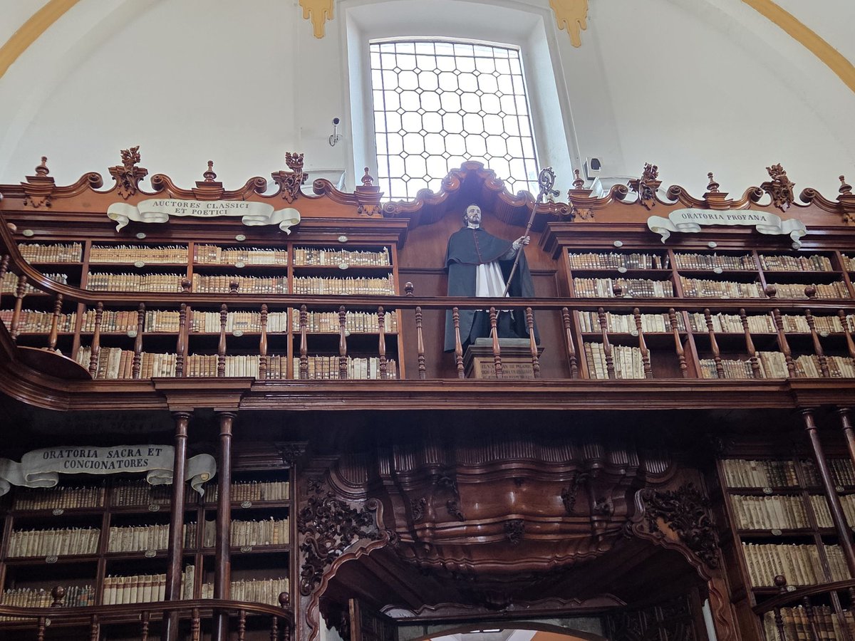 Amrosillo2017's tweet photo. Biblioteca Palafoxiana https://t.co/4ESwqllNra