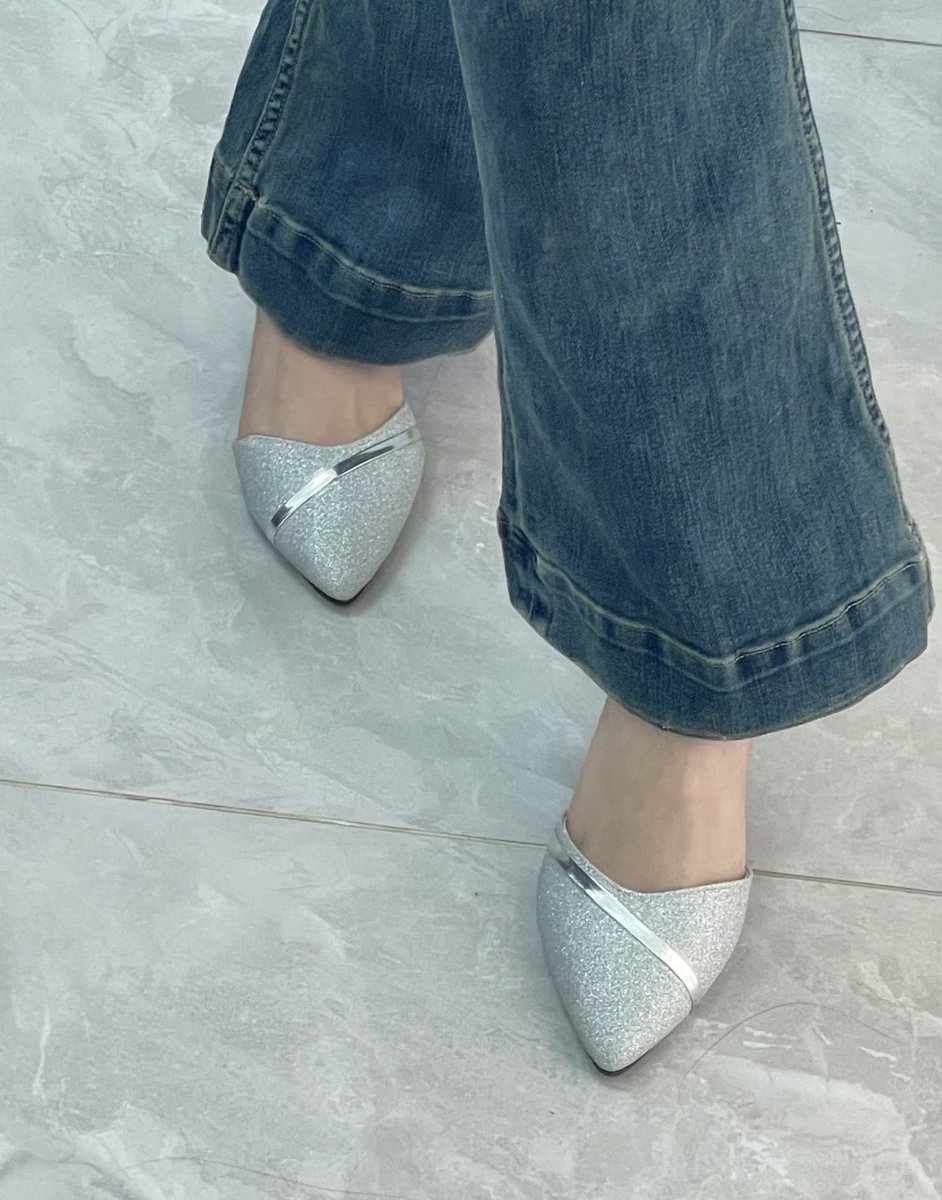 Tina0625__'s tweet photo. 今天翻鞋櫃 翻到媽咪的鞋 好好亢呀😍😍
去新月溜達一圈才回來
應該不會被發現哈哈哈哈
而且還���好穿耶！ 我要私藏嘿嘿 https://t.co/2wy6TKfRf5