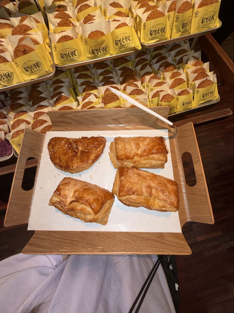 n3ncake's tweet photo. 성심당 꼭 먹어야하는거 !!
애플파이 💕💕💕💕💕💕
진짜 제발..ㅜㅜ 나 오직 애플파이 하나만으로 대전 가는거고 ㅈㅉ
갈때마다 6개씩 사옴
정말 너무너무맛잇음 내가 지금까지 20개는 먹은거같은데 아직도 안질려 ㅋㅋ https://t.co/AObS1LqvB4
