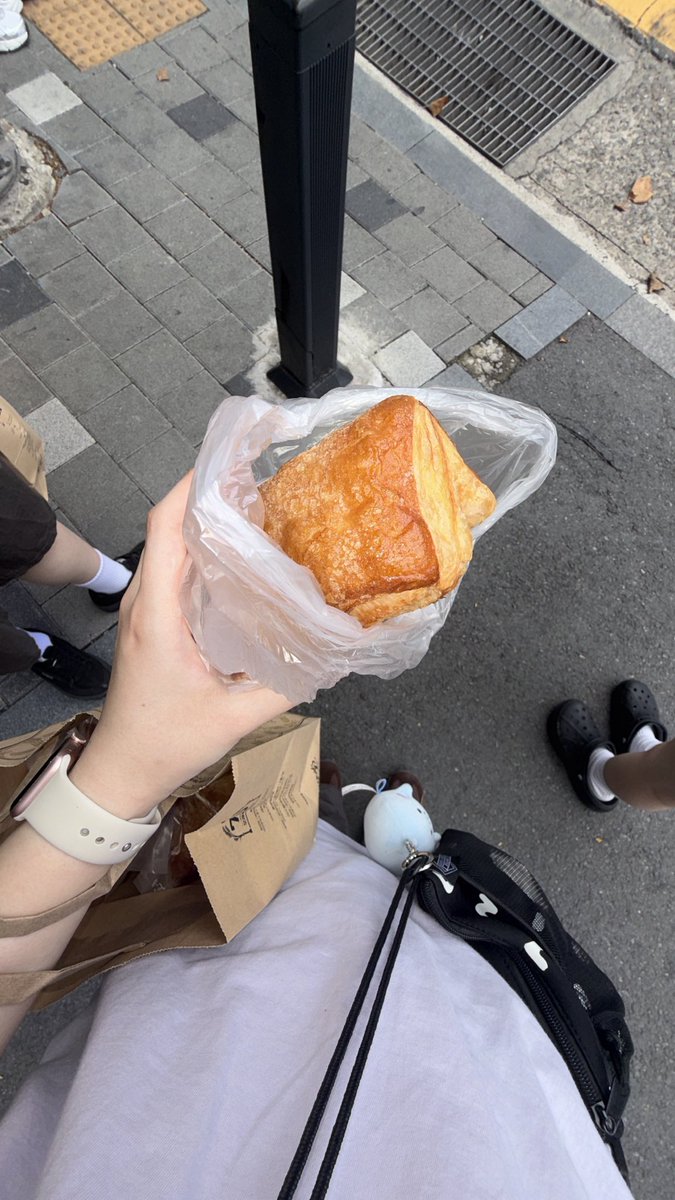 n3ncake's tweet photo. 성심당 꼭 먹어야하는거 !!
애플파이 💕💕💕💕💕💕
진짜 제발..ㅜㅜ 나 오직 애플파이 하나만으로 대전 가는거고 ㅈㅉ
갈때마다 6개씩 사옴
정말 너무너무맛잇음 내가 지금까지 20개는 먹은거같은데 아직도 안질려 ㅋㅋ https://t.co/AObS1LqvB4