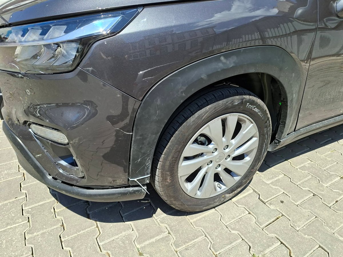 onurhitit's tweet photo. 2026 model Suzuki S-Cross 4×4 aracımızla dün kaza yaptık. Arabayı yeni aldık, 2 ay ya oldu ya olmadı. Kaskomuz da var.

Olayı anlatayım: Bolu-Kastamonu arası, hız sınırı 110 kilometre. Ben ise 90-100 arasında sağ şeritten gidiyordum. Şehirler arası yolda, yerleşim dışında, başıboş köpek sebepli kaza yaşadık. Çoban köpeği kırması olduğunu tahmin ettiğim irice bir köpek sol taraftan yola fırladı. Yavaşladım, hafif manevra yaptım ama kurtaramadım. Sol önden çarptık köpeğe. Köpek öldü ne yazık ki. Sevindirici olan kısım; takla falan atmadık, daha fena bir şey olmadı, maddî hasarla atlattık. Sol farda çatlak var, sol sis farı gitti, sol çamurluktaki marşpiyel tırnakları kırıldı. Giderde sorun yok, yola çıkıp evimize vardık. Plastik kelepçelerle topladım.

Ölebilirdik. Köpeği o yol civarında beslediğini söyleyen bir hanım geldi, bize geçmiş olsun bile demedi, hız sınırı 110 kilometre olan ve yolcu otobüslerinin de vızır vızır geçtiği şehirler arası yolun kenarında serbest bıraktığı köpeğe ağladı. Ben de çok üzüldüm. Hanımefendinin yol kenarında beslediği köpeği kaybetmiş olması elbette üzücü; buna üzülmesi çok doğal. Ama aynı anda karşısındaki insanların da çok büyük bir tehlike atlattığını fark edip "İyi misiniz?" demesini insan bekliyor.

Üzücü bir olay. Yol kenarında köpek besleyenler bu hayvanlara kötülük yapıyorlar ve bunun farkında bile değiller.

Arabanın kazadan hemen sonraki hâlini paylaşayım: Airbaglik bir durum olmadı. Gösterge panelinde bir sorun yok. 4×4, sport vesaire modları sorunsuz çalışıyor. Sağa sola çekme veya yalpalama da yok. Cruise, şerit takip falan hepsi sağlam. Sadece kapı açılıp kapanırken çamurluğa çok hafif değiyor gibi. Herhangi bir sıvı sızması da yok. Plastik kelepçelerle toplayıp yola devam ettim ve eve vardım. Suzuki gerçekten sağlam araba yapıyormuş, çok üzücü bir şekilde de olsa bunu bizzat deneyimlemiş oldum.

Arabanın garantisi devam ediyor ve sıfır kilometre olarak aldık. Hasarın büyüklüğüne göre de hasar kaydı oluşacaksa oluşsun, yapılacak bir şey yok. Yetkili servis dışında bir yere de gitmem.

Bugün yetkili servise gittim. Hasar ön tespiti yapıldı. Bir iki gün içinde eksper gelip netleştirecek.

Üzüntü, öfke ve sevinci aynı anda yaşıyorum. Köpeğin ölümüne üzüldüm, yepyeni arabamızın hasar almasına üzüldüm, şehirler arası yolda (otobüs, kamyon, otomobil vesairenin vızır vızır geçtiği bir yolda) köpek besleyenlere kızdım, daha büyük bir kaza olmamasına ve yaralanmadığımıza ve ölmediğimize ise sevindim.

Verilmiş sadakamız varmış.

Son 2 foto, plastik kelepçeyle toplamamdan sonraki vaziyettir.

Biz ucuz atlattık. Ucuz atlatamayan çok insanımız var. Sevgili hayvansever arkadaşlar, umarım böyle üzücü bir kaza yaşamazsınız. Üzücü bir olay. Yol kenarında köpek beslemek bu yüzden son derece sakıncalı bir durum. Yol kenarında köpek besleyenler, bu hayvanlara kötülük yapıyorlar ve bunun farkında bile değiller.

#trafikkazası