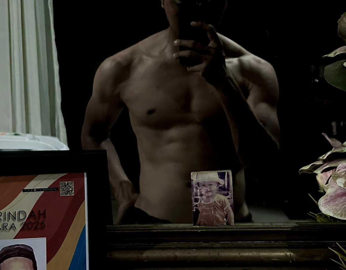 HolyMelione's tweet photo. Hmmmm skinny bitchh https://t.co/Dmd00nlUVY