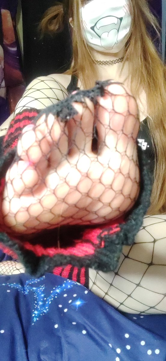 RinacuRush's tweet photo. Fishnets, red stripes, and starry vibes ✨ How do you feel about this outfit?🫣
#cyberpunkstyle #fishingnet #altoutfit #edgylook #fyp
#feet #toes #animegirl https://t.co/JtyJCUhAGX