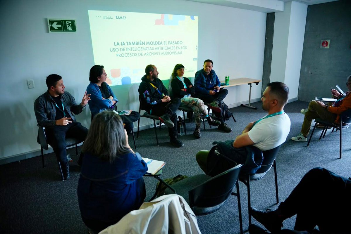 BAM_Bogota's tweet photo. Aunque el potencial de estas herramientas es enorme, el trabajo de archivo exige soluciones específicas y un ecosistema diverso: «La inteligencia artificial nos parece maravillosa, pero no hay una sola IA capaz de hacer todo lo que se necesite», señaló Carol Sabaddini, artista visual de la Pontificia Universidad Javeriana.