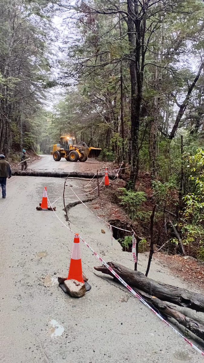 ParquesOficial's tweet photo. 🆕️ Información breve

📍 Circuito a Tronador
Guardaparques y el equipo vial del Parque Nacional Nahuel Huapi trabajan en un sector afectado por un derrumbe.

Se solicita circular con extrema precaución y respetar las indicaciones del personal. https://t.co/YmoTtTKuzA