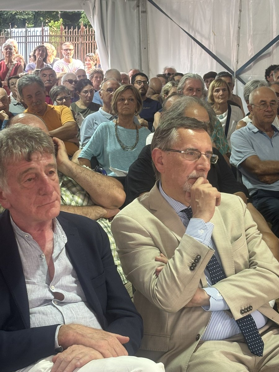 pbersani's tweet photo. Allora è troppo chiedere che non faccia il presidente della repubblica chi non riconosce il 25 aprile? Io non pongo un problema di destra o sinistra. Presidenti di destra ne abbiamo avuti. Ma tutti avevano un rapporto con la Costituzione tale da poterne essere garanti. 3/ https://t.co/VsfyzIeemi