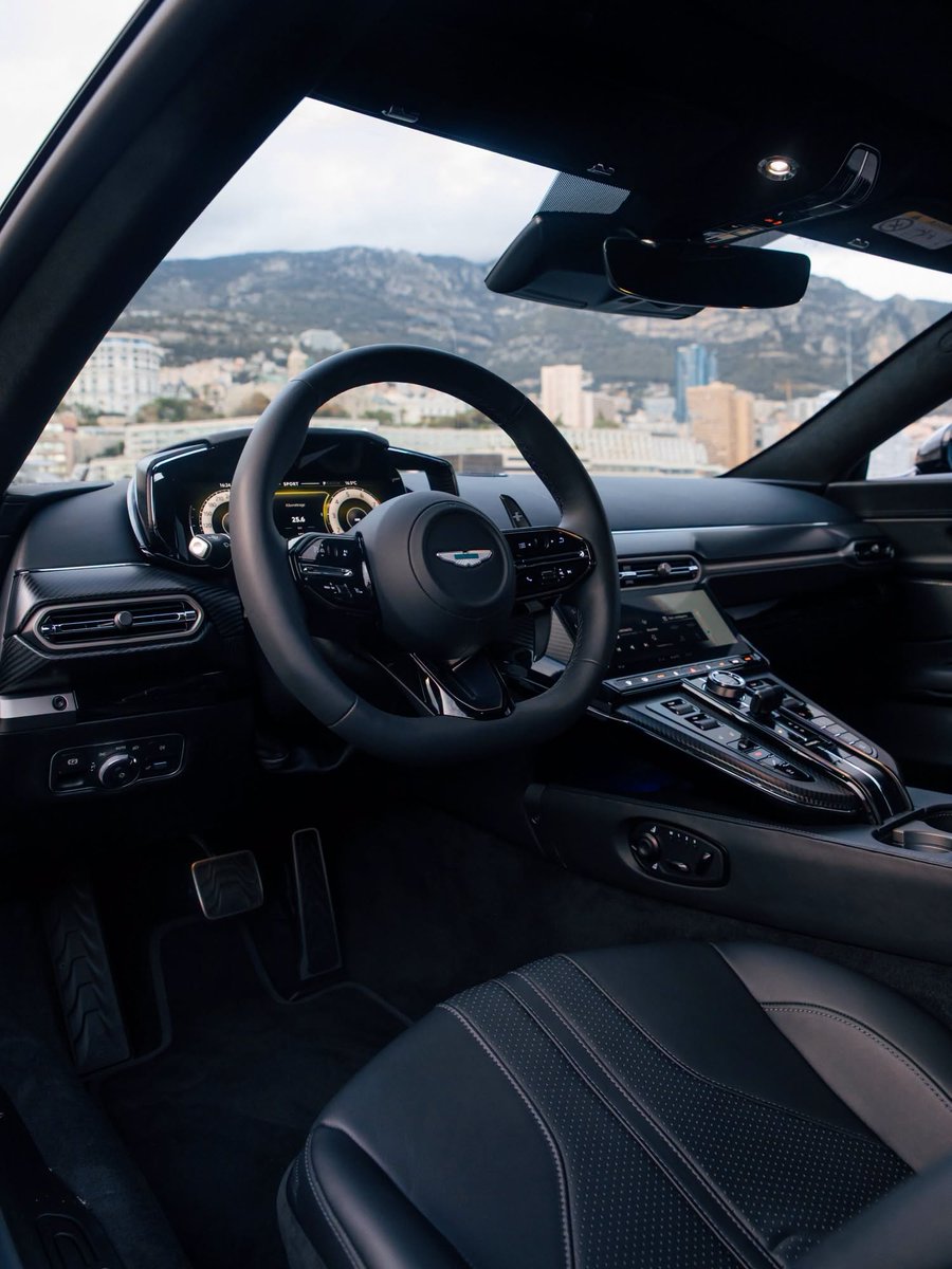 autochat360's tweet photo. Onyx Black is all this Vantage needed. https://t.co/UlLLfTkuuO