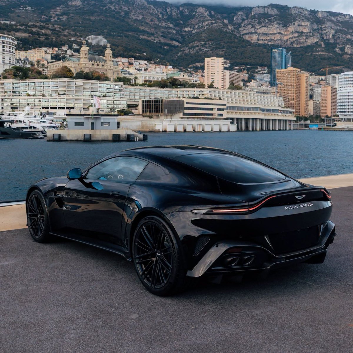 autochat360's tweet photo. Onyx Black is all this Vantage needed. https://t.co/UlLLfTkuuO