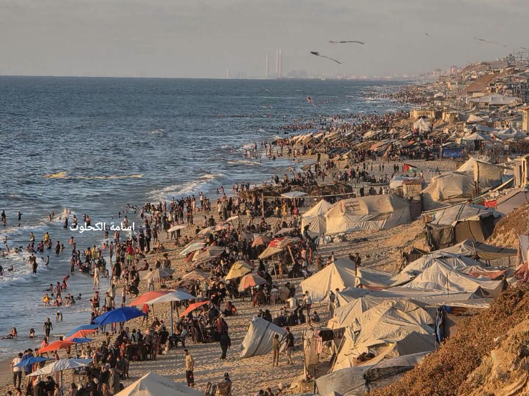 HaithamElmasri1's tweet photo. Families are crowding Gaza's seashore today—not for leisure, not to change the atmosphere, and not for a day out. They are fleeing the tents, which have become unbearably scorching as temperatures continue to rise, making them virtually impossible to live in.

Gaza's beach today is not a place of recreation—it is a refuge from the unbearable heat of the tents.