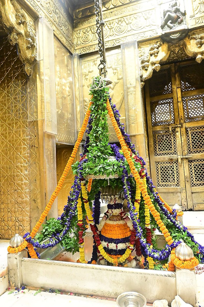 ShriVishwanath's tweet photo. श्री काशी विश्वनाथ जी की शयन आरती I
#kashivishwanath #kashi #hindu #sanatandharmaसनातन https://t.co/841rkrLwpY