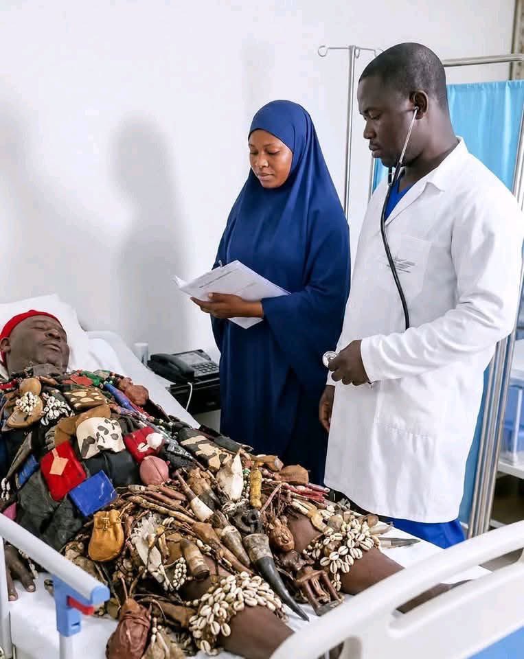 abu_twinss's tweet photo. Boka yaje asibiti Likita yace asiri akai masa. Ya za’ayi kenan? 😂😂😂✍️ https://t.co/iPWm9DeZ7H
