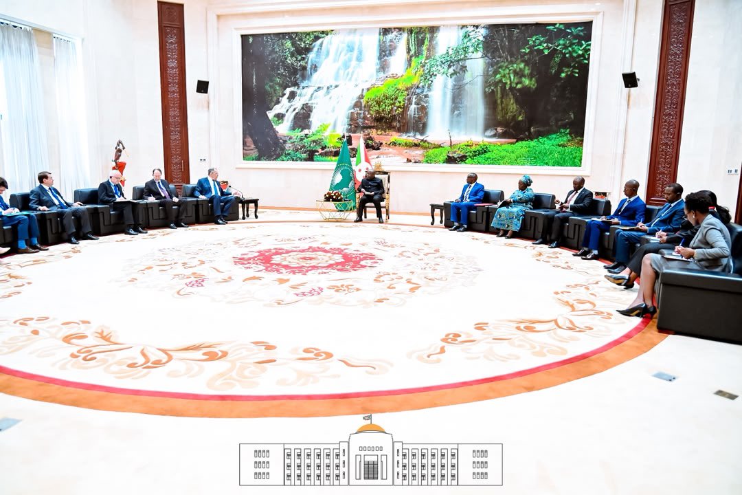 NtareHouse's tweet photo. Le Président de la République, Son Excellence Evariste Ndayishimiye, a reçu en audience, ce vendredi 10 juillet 2026, au Palais Ntare Rushatsi, le Ministre des Affaires Etrangères de la Fédération de Russie, M. Sergueï Viktorovitch Lavrov, à la tête d'une importante délégation, en visite de travail au #Burundi.

Les échanges ont porté sur le renforcement du partenariat entre le Burundi et la Fédération de Russie. Les deux parties ont réaffirmé leur volonté de développer davantage leur coopération dans des secteurs clés tels que l'agriculture, l'énergie, la santé, l'éducation, les infrastructures, les transports, les échanges commerciaux et le transfert de technologies, au bénéfice des deux peuples et dans le but de consolider les relations d'amitié entre les deux pays.

En sa qualité de Président en exercice de l'Union africaine, le Chef de l'Etat burundais, SE @GeneralNeva a partagé les priorités du continent et plaidé pour une représentation plus juste de l'Afrique au Conseil de sécurité des Nations Unies, tant au niveau des sièges permanents que non permanents.

Les deux personnalités ont également échangé sur les principaux défis auxquels l'Afrique est confrontée, notamment la situation sécuritaire dans l'Est de la République Démocratique du Congo et au Sahel, ainsi que la lutte contre l'épidémie d'Ebola. A cette occasion, le Chef de l'Etat burundais, SE @GeneralNeva a réaffirmé son engagement en faveur du dialogue et de la recherche de solutions africaines aux problèmes africains.

Au cours de cette audience, le Ministre russe des Affaires étrangères a invité le Chef de l'Etat à prendre part au troisième Sommet Russie–Afrique, qui se tiendra à Moscou les 28 et 29 octobre 2026. Le Président de la République SE @GeneralNeva a accepté cette invitation et a annoncé sa participation à cette rencontre de haut niveau qu'il va co-présider  en sa  qualité Président en exercice de l'Union africaine.