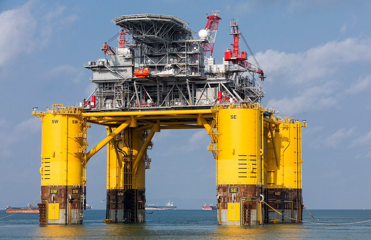 MarioNawfal's tweet photo. 🇺🇸 The U.S. is drowning the world in oil

Every few years someone declares the age of U.S. oil dependence, the memory of 1970s gas lines and Arab embargoes, permanently over. Last year the numbers finally stopped arguing. The U.S. pumped a record 13.6 million barrels of crude a day, not just more than anyone else, but more than any country in the history of the planet.

Here's the field.

🇺🇸 United States: 13.6mb/day
🇷🇺 Russia: 9.9mb/day
🇸🇦 Saudi Arabia: 9.6mb/day
🇨🇦 Canada: 5.0mb/day
🇮🇶 Iraq: 4.4mb/day
🇨🇳 China: 4.3mb/day
🇮🇷 Iran: 4.1mb/day
🇦🇪 UAE: 3.8mb/day
🇧🇷 Brazil: 3.8mb/day
🇰🇼 Kuwait: 2.6mb/day

Rewind to 2008 to see how wild this is. Back then U.S. output was sliding and the country was the world's biggest oil buyer. Then shale drilling cracked open the Permian Basin in Texas, and production has shot up 172% since. That one patch now pumps almost half the country's crude on its own.

And the ripple effects are huge. The U.S. barely touches Gulf oil anymore, hasn't taken a drop from Russia since 2022, and doesn't just cover itself, it now outsells everyone as the world's top oil exporter.

Which is exactly why it shrugged when the Iran war choked the Strait of Hormuz, dropping tanker traffic from 138 ships a day to almost nothing. That cushion is what let Washington keep sending warships, hitting Iran, and drawing down its reserve without drivers feeling it at the pump. The NYT even pegged the U.S. as the biggest financial winner of the whole thing, around $50 billion richer.

Everyone else is sanctioned, at war, or watching their oil choke through a strait they don't control. The U.S. just opens the taps.

Production is power, and this is the most powerful anyone's ever been at it.

Source: @jackprandelli, EIA, Wolf Street, Reuters, New York Times / Writer: Daniyal