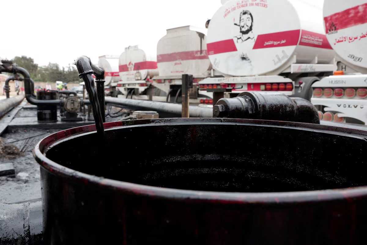 MarioNawfal's tweet photo. 🇺🇸 The U.S. is drowning the world in oil

Every few years someone declares the age of U.S. oil dependence, the memory of 1970s gas lines and Arab embargoes, permanently over. Last year the numbers finally stopped arguing. The U.S. pumped a record 13.6 million barrels of crude a day, not just more than anyone else, but more than any country in the history of the planet.

Here's the field.

🇺🇸 United States: 13.6mb/day
🇷🇺 Russia: 9.9mb/day
🇸🇦 Saudi Arabia: 9.6mb/day
🇨🇦 Canada: 5.0mb/day
🇮🇶 Iraq: 4.4mb/day
🇨🇳 China: 4.3mb/day
🇮🇷 Iran: 4.1mb/day
🇦🇪 UAE: 3.8mb/day
🇧🇷 Brazil: 3.8mb/day
🇰🇼 Kuwait: 2.6mb/day

Rewind to 2008 to see how wild this is. Back then U.S. output was sliding and the country was the world's biggest oil buyer. Then shale drilling cracked open the Permian Basin in Texas, and production has shot up 172% since. That one patch now pumps almost half the country's crude on its own.

And the ripple effects are huge. The U.S. barely touches Gulf oil anymore, hasn't taken a drop from Russia since 2022, and doesn't just cover itself, it now outsells everyone as the world's top oil exporter.

Which is exactly why it shrugged when the Iran war choked the Strait of Hormuz, dropping tanker traffic from 138 ships a day to almost nothing. That cushion is what let Washington keep sending warships, hitting Iran, and drawing down its reserve without drivers feeling it at the pump. The NYT even pegged the U.S. as the biggest financial winner of the whole thing, around $50 billion richer.

Everyone else is sanctioned, at war, or watching their oil choke through a strait they don't control. The U.S. just opens the taps.

Production is power, and this is the most powerful anyone's ever been at it.

Source: @jackprandelli, EIA, Wolf Street, Reuters, New York Times / Writer: Daniyal