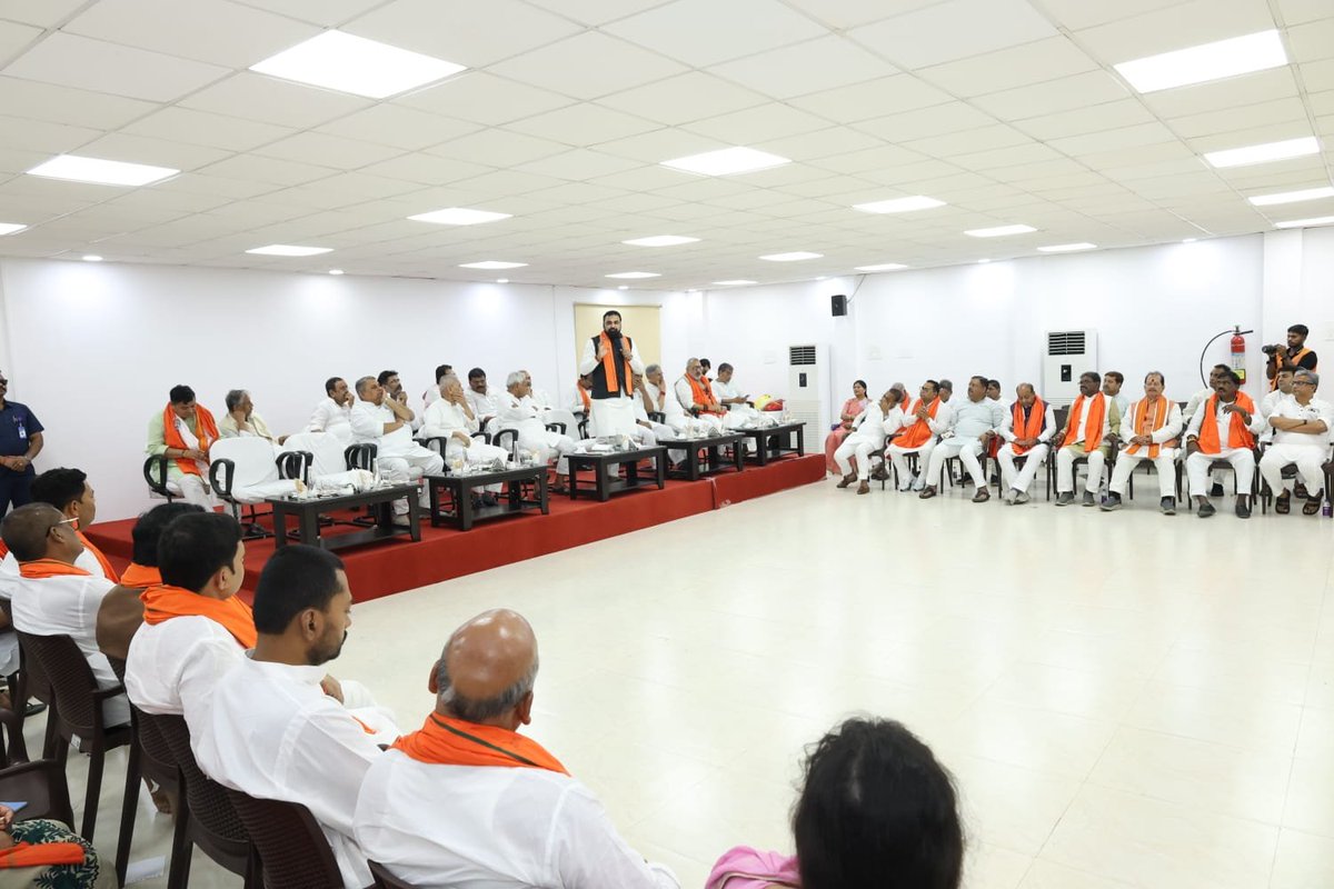 SanjayJhaBihar's tweet photo. आज लोकसेवक भवन में आयोजित एनडीए घटक दलों के जिलाध्यक्षों की बैठक में माननीय राज्यसभा सदस्य, जद(यू) के राष्ट्रीय अध्यक्ष एवं पूर्व मुख्यमंत्री @NitishKumar जी का मार्गदर्शन प्राप्त हुआ। 

इस अवसर पर माननीय मुख्यमंत्री @samrat4bjp जी ने संगठन और सरकार के बीच बेहतर समन्वय, जनकल्याणकारी योजनाओं की प्रभावी पहुंच तथा विकसित बिहार के संकल्प को साकार करने में कार्यकर्ताओं की सक्रिय भूमिका पर बल दिया।

इस दौरान माननीय उपमुख्यमंत्रीगण @VijayKChy व बिजेन्द्र प्रसाद यादव जी एवं NDA घटक दलों के प्रदेश अध्यक्ष  सहित वरिष्ठ नेतागण उपस्थित रहे।

एनडीए की सबसे बड़ी शक्ति उसका समन्वय, सेवा का भाव और विकास के प्रति प्रतिबद्धता है। पूर्ण विश्वास है कि हम सभी कार्यकर्ता मिलकर जन-जन तक सुशासन, विकास और जनकल्याण के संकल्प को और अधिक मजबूती से पहुंचाएंगे।

@Jduonline @BJP4Bihar @LalanSingh_1 @girirajsinghbjp @UpendraKushRLM @JDUUmeshSingh @sanjay_saraogi @AshokChoudhaary