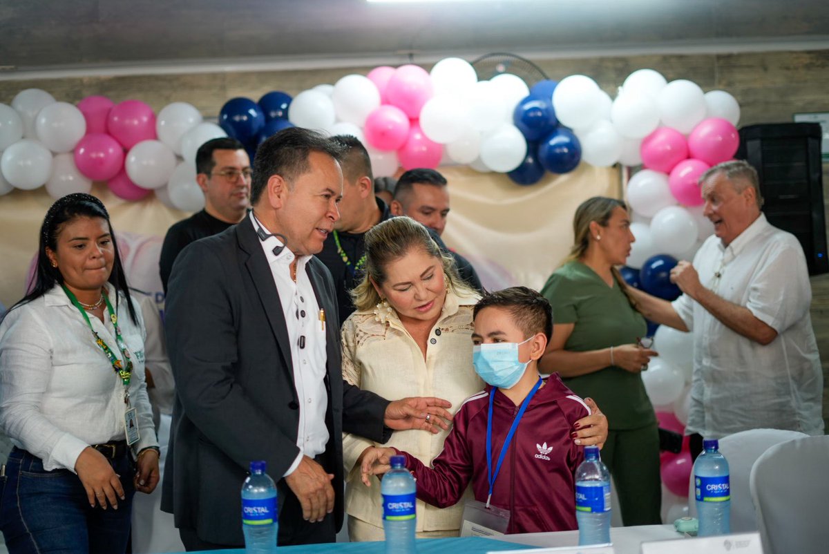 williamndes_'s tweet photo. Hoy vivimos un día muy especial con la tercera brigada de diagnóstico de enfermedades renales y hepáticas. Gracias a la Fundación Cardioinfantil, al Hospital Universitario Erasmo Meoz y, en especial, a mi Mona, Cecilia Soler, por su compromiso con la salud de nuestros niños. 🏥❤️ https://t.co/6N2sGXz8Up