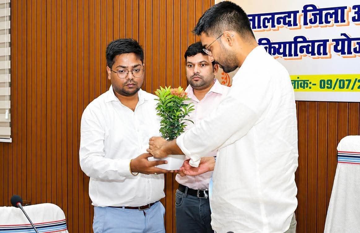 PRD_Bihar's tweet photo. दिनांक 09.07.2026 को माननीय मंत्री, पंचायती राज विभाग, बिहार सरकार, दीपक प्रकाश ने नालंदा जिले में पंचायती राज विभाग द्वारा संचालित विभिन्न योजनाओं की समीक्षात्मक बैठक की अध्यक्षता की।
बैठक में योजनाओं की प्रगति, कार्यों की गुणवत्ता तथा समयबद्ध क्रियान्वयन की विस्तृत समीक्षा की गई। साथ ही जनहित में विकास कार्यों को निर्धारित समय-सीमा के भीतर गुणवत्तापूर्ण ढंग से पूर्ण करने एवं योजनाओं के प्रभावी क्रियान्वयन हेतु संबंधित पदाधिकारियों को आवश्यक निर्देश दिए गए।
@samrat4bjp
@DeepakRLM 
@mopr_goi
@IPRDBihar
#BiharPanchayatiRajDept