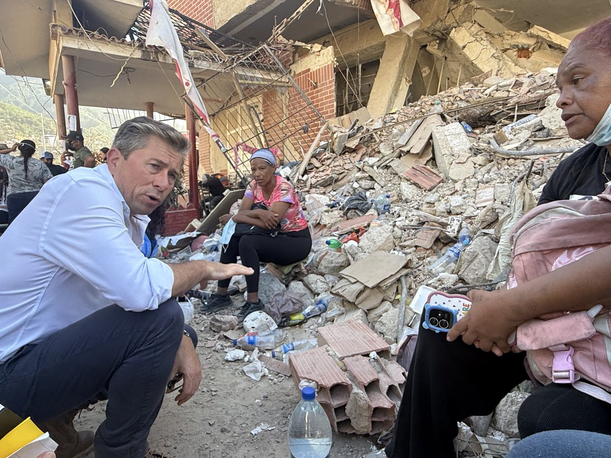 UNReliefChief's tweet photo. La resiliencia de los venezolanos es extraordinaria. En menos de dos minutos, miles de personas lo perdieron todo por los terremotos. 

Ahora debemos seguir brindando agua, alimentos, refugio, protección y solidaridad con resultados concretos. https://t.co/kxeXFmUDiv