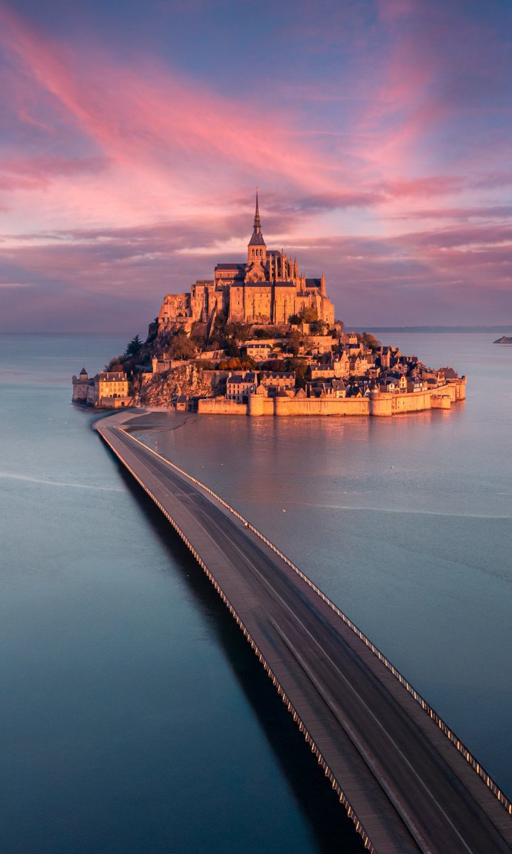 Hanathmi1's tweet photo. The inspiration for the world's most breathtaking and romantic castle: Mont Saint-Michel in France. https://t.co/GEUw32fnWT