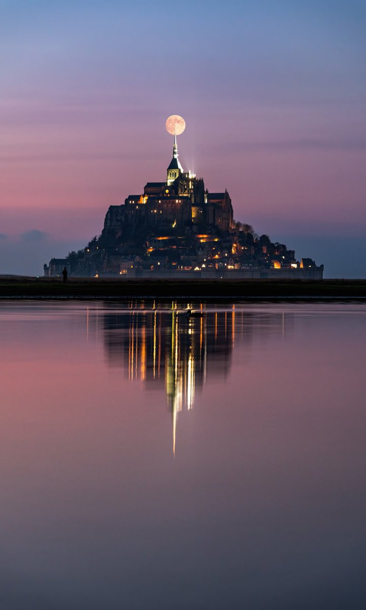 Hanathmi1's tweet photo. The inspiration for the world's most breathtaking and romantic castle: Mont Saint-Michel in France. https://t.co/GEUw32fnWT