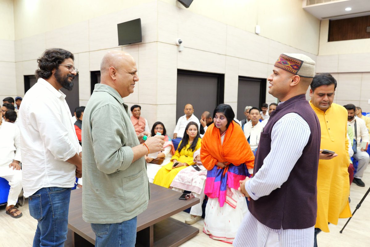 BinayBharat's tweet photo. विज्ञान, अध्यात्म और राष्ट्र निर्माण के समन्वित दृष्टिकोण पर आधारित “टेस्ला–विवेकानन्द फ्रेंडशिप फोरम” के सफल आयोजन में आज नई दिल्ली के कॉन्स्टिट्यूशन क्लब ऑफ इंडिया में अपने विचार साझा करने का अवसर मिला।

अपने उद्बोधन में मैंने निकोला टेस्ला और स्वामी विवेकानन्द के चिंतन के अद्भुत सामंजस्य तथा उसकी समकालीन प्रासंगिकता पर प्रकाश डाला। आज जब विश्व विज्ञान, प्रौद्योगिकी और मानवीय मूल्यों के बीच संतुलन की तलाश में है, तब टेस्ला और विवेकानन्द का संवाद हमें नवाचार, आध्यात्मिक चेतना और मानव कल्याण पर आधारित विकास की प्रेरणा देता है।

इस गरिमामय आयोजन में उपस्थित सभी विद्वानों, अतिथियों एवं सहभागियों का हार्दिक आभार। ऐसे वैचारिक संवाद भारत की सभ्यतागत चेतना को सुदृढ़ करते हुए वैज्ञानिक दृष्टिकोण और विकसित भारत के निर्माण की दिशा में नई ऊर्जा प्रदान करते हैं।

#TeslaVivekananda #TeslaVivekanandaForum #NikolaTesla #SwamiVivekananda #SPMRF #HinduSangharshSamiti #ScienceAndSpirituality #NationBuilding #CivilisationalDialogue #NewIndia #Bharat
