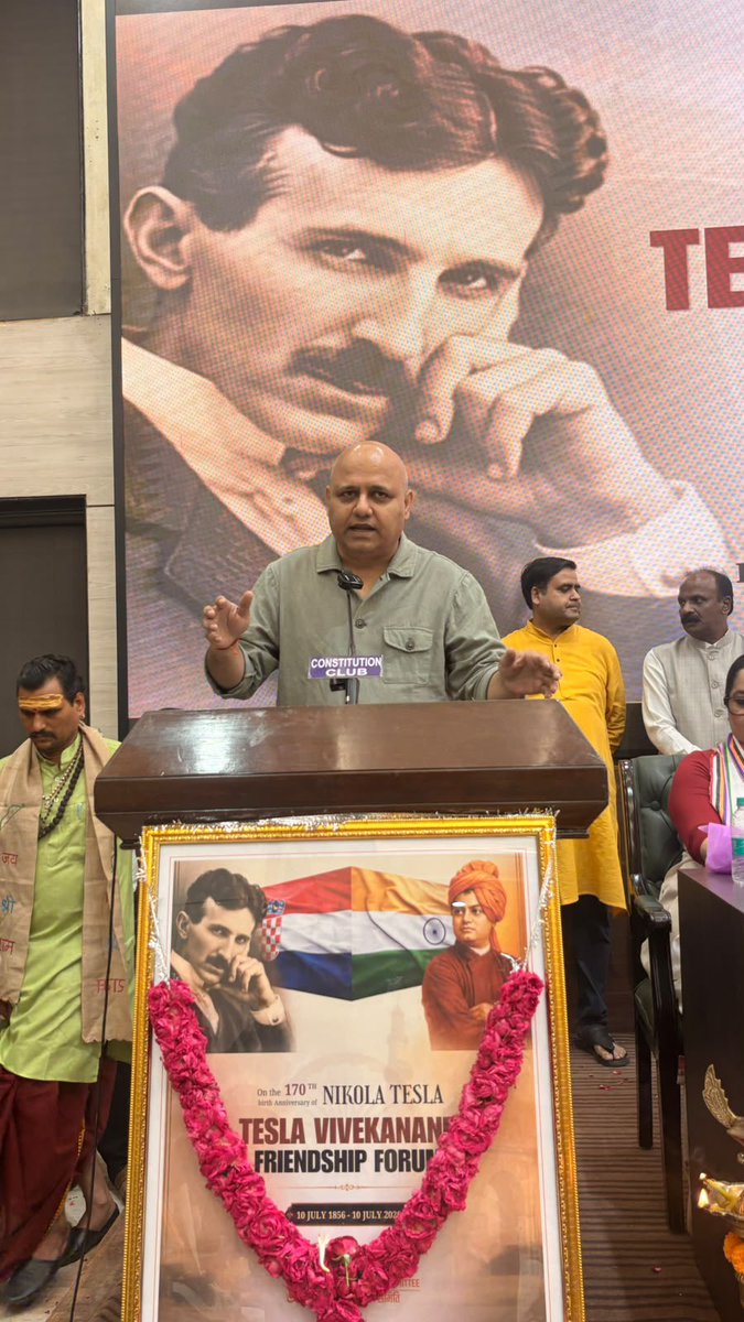 BinayBharat's tweet photo. विज्ञान, अध्यात्म और राष्ट्र निर्माण के समन्वित दृष्टिकोण पर आधारित “टेस्ला–विवेकानन्द फ्रेंडशिप फोरम” के सफल आयोजन में आज नई दिल्ली के कॉन्स्टिट्यूशन क्लब ऑफ इंडिया में अपने विचार साझा करने का अवसर मिला।

अपने उद्बोधन में मैंने निकोला टेस्ला और स्वामी विवेकानन्द के चिंतन के अद्भुत सामंजस्य तथा उसकी समकालीन प्रासंगिकता पर प्रकाश डाला। आज जब विश्व विज्ञान, प्रौद्योगिकी और मानवीय मूल्यों के बीच संतुलन की तलाश में है, तब टेस्ला और विवेकानन्द का संवाद हमें नवाचार, आध्यात्मिक चेतना और मानव कल्याण पर आधारित विकास की प्रेरणा देता है।

इस गरिमामय आयोजन में उपस्थित सभी विद्वानों, अतिथियों एवं सहभागियों का हार्दिक आभार। ऐसे वैचारिक संवाद भारत की सभ्यतागत चेतना को सुदृढ़ करते हुए वैज्ञानिक दृष्टिकोण और विकसित भारत के निर्माण की दिशा में नई ऊर्जा प्रदान करते हैं।

#TeslaVivekananda #TeslaVivekanandaForum #NikolaTesla #SwamiVivekananda #SPMRF #HinduSangharshSamiti #ScienceAndSpirituality #NationBuilding #CivilisationalDialogue #NewIndia #Bharat