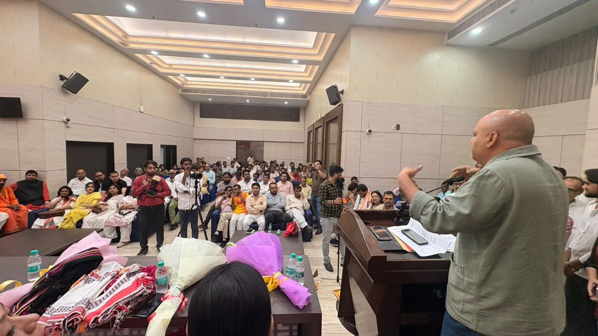 BinayBharat's tweet photo. विज्ञान, अध्यात्म और राष्ट्र निर्माण के समन्वित दृष्टिकोण पर आधारित “टेस्ला–विवेकानन्द फ्रेंडशिप फोरम” के सफल आयोजन में आज नई दिल्ली के कॉन्स्टिट्यूशन क्लब ऑफ इंडिया में अपने विचार साझा करने का अवसर मिला।

अपने उद्बोधन में मैंने निकोला टेस्ला और स्वामी विवेकानन्द के चिंतन के अद्भुत सामंजस्य तथा उसकी समकालीन प्रासंगिकता पर प्रकाश डाला। आज जब विश्व विज्ञान, प्रौद्योगिकी और मानवीय मूल्यों के बीच संतुलन की तलाश में है, तब टेस्ला और विवेकानन्द का संवाद हमें नवाचार, आध्यात्मिक चेतना और मानव कल्याण पर आधारित विकास की प्रेरणा देता है।

इस गरिमामय आयोजन में उपस्थित सभी विद्वानों, अतिथियों एवं सहभागियों का हार्दिक आभार। ऐसे वैचारिक संवाद भारत की सभ्यतागत चेतना को सुदृढ़ करते हुए वैज्ञानिक दृष्टिकोण और विकसित भारत के निर्माण की दिशा में नई ऊर्जा प्रदान करते हैं।

#TeslaVivekananda #TeslaVivekanandaForum #NikolaTesla #SwamiVivekananda #SPMRF #HinduSangharshSamiti #ScienceAndSpirituality #NationBuilding #CivilisationalDialogue #NewIndia #Bharat