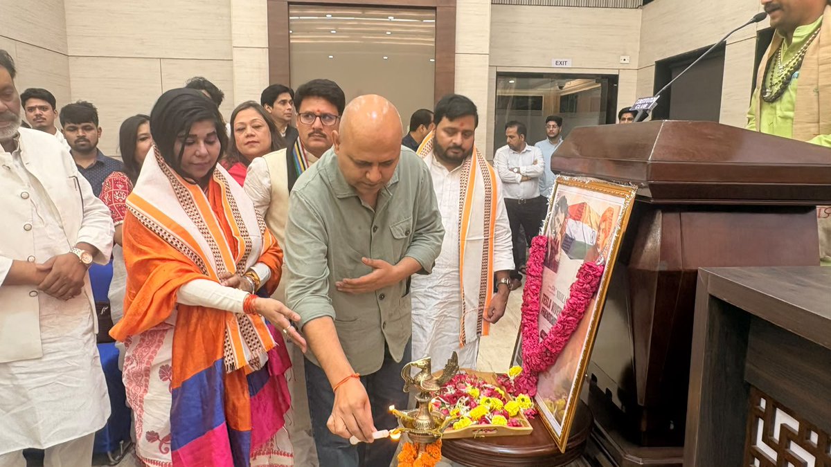 BinayBharat's tweet photo. विज्ञान, अध्यात्म और राष्ट्र निर्माण के समन्वित दृष्टिकोण पर आधारित “टेस्ला–विवेकानन्द फ्रेंडशिप फोरम” के सफल आयोजन में आज नई दिल्ली के कॉन्स्टिट्यूशन क्लब ऑफ इंडिया में अपने विचार साझा करने का अवसर मिला।

अपने उद्बोधन में मैंने निकोला टेस्ला और स्वामी विवेकानन्द के चिंतन के अद्भुत सामंजस्य तथा उसकी समकालीन प्रासंगिकता पर प्रकाश डाला। आज जब विश्व विज्ञान, प्रौद्योगिकी और मानवीय मूल्यों के बीच संतुलन की तलाश में है, तब टेस्ला और विवेकानन्द का संवाद हमें नवाचार, आध्यात्मिक चेतना और मानव कल्याण पर आधारित विकास की प्रेरणा देता है।

इस गरिमामय आयोजन में उपस्थित सभी विद्वानों, अतिथियों एवं सहभागियों का हार्दिक आभार। ऐसे वैचारिक संवाद भारत की सभ्यतागत चेतना को सुदृढ़ करते हुए वैज्ञानिक दृष्टिकोण और विकसित भारत के निर्माण की दिशा में नई ऊर्जा प्रदान करते हैं।

#TeslaVivekananda #TeslaVivekanandaForum #NikolaTesla #SwamiVivekananda #SPMRF #HinduSangharshSamiti #ScienceAndSpirituality #NationBuilding #CivilisationalDialogue #NewIndia #Bharat