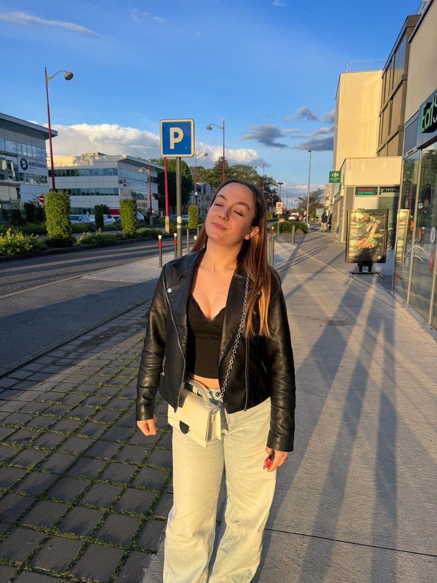 Bellesikyh's tweet photo. Ça existe les hommes qui aiment encore les femmes 100% naturelles sans maquillages ??. ☺️🥰♥️ https://t.co/tCeIzqbjwc