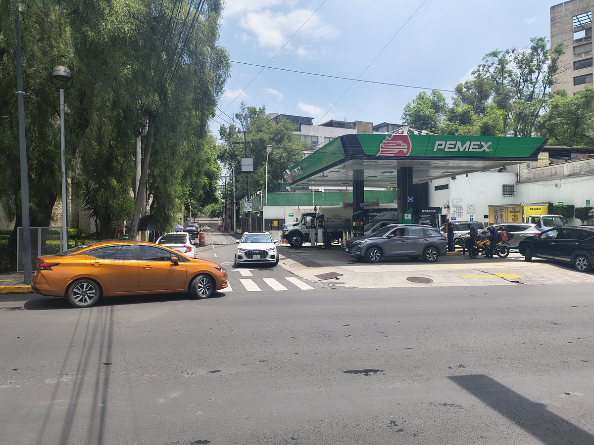 memonv's tweet photo. @SSC_CDMX @OVIALCDMX gasolinera en esq de av san jerónimo y canoa crea caos vial sus clientes saliendo en sentido contrario causando accidentes  @inveacdmx  y dobles y hasta triples filas. @AlcaldiaAO favor de mandar patrullas a verificar el transito https://t.co/3z0ptvtshR