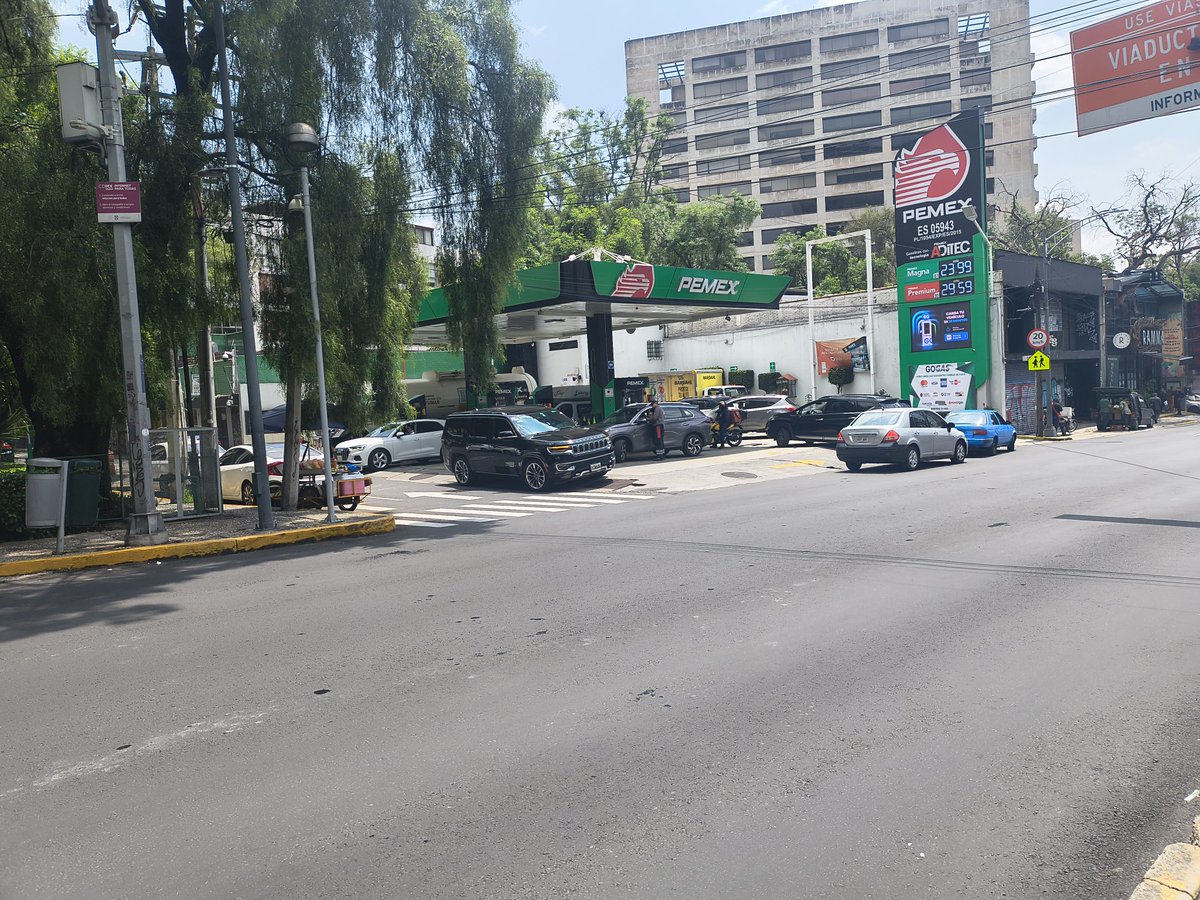 memonv's tweet photo. @SSC_CDMX @OVIALCDMX gasolinera en esq de av san jerónimo y canoa crea caos vial sus clientes saliendo en sentido contrario causando accidentes  @inveacdmx  y dobles y hasta triples filas. @AlcaldiaAO favor de mandar patrullas a verificar el transito https://t.co/3z0ptvtshR