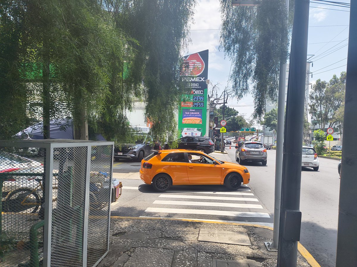 memonv's tweet photo. @SSC_CDMX @OVIALCDMX gasolinera en esq de av san jerónimo y canoa crea caos vial sus clientes saliendo en sentido contrario causando accidentes  @inveacdmx  y dobles y hasta triples filas. @AlcaldiaAO favor de mandar patrullas a verificar el transito https://t.co/3z0ptvtshR