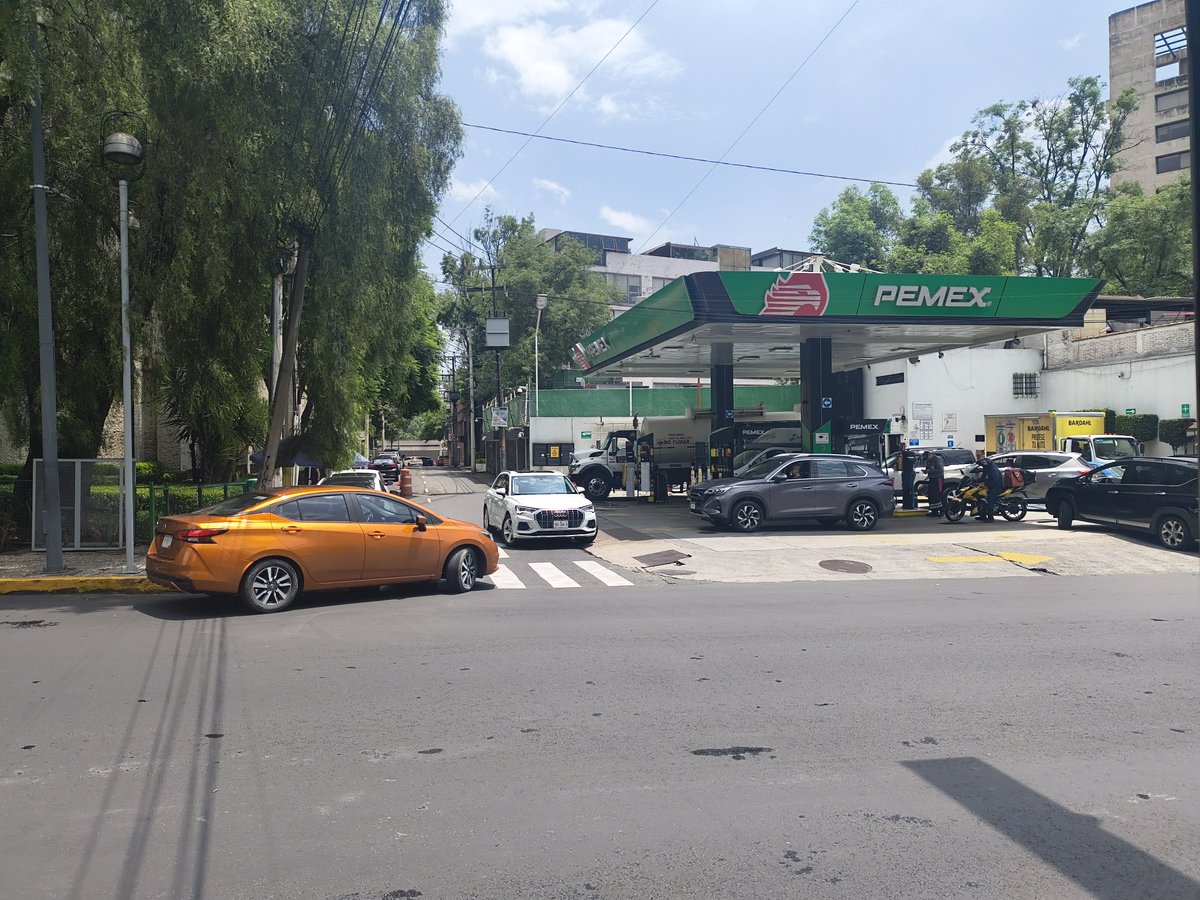 memonv's tweet photo. @SSC_CDMX @OVIALCDMX gasolinera en esq de av san jerónimo y canoa crea caos vial sus clientes saliendo en sentido contrario causando accidentes  @inveacdmx  y dobles y hasta triples filas. @AlcaldiaAO favor de mandar patrullas a verificar el transito https://t.co/3z0ptvtshR
