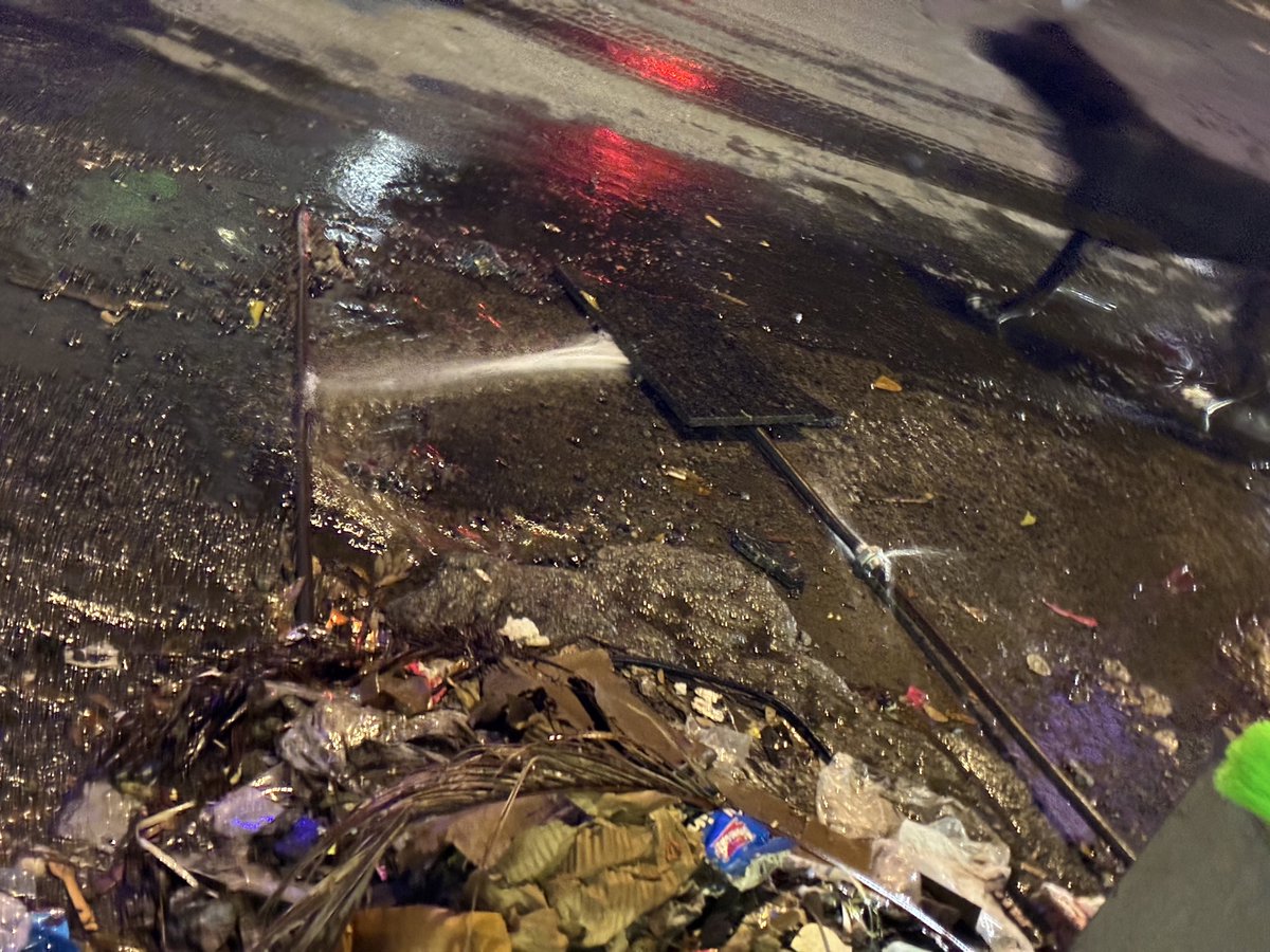 dhwanij01's tweet photo. @mybmc There’s a water pipeline burst - water being wasted. Right outside Naturals ice cream store located at Sortee Somnath CHS. New Link Road, Kandarpada, Dahisar W. https://t.co/pFWncbFWDS