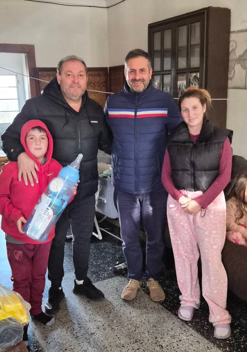 juanjo_castro's tweet photo. Junto a @HernanCapurro, jefe del Registro Civil de Bella Vista, visitamos a Lucía en su casa de Bella Vista Centro para compartir la alegría por el nacimiento de Santiago y acercarle un pequeño regalo 🍼.
Pero, sobre todo, fuimos a escuchar 👂🏻
Conocer de primera mano las necesidades de nuestros vecinos es la mejor manera de trabajar para dar respuestas y estar presentes donde más se necesita.
Cada visita nos reafirma que la política tiene sentido cuando está cerca de la gente, acompañando y construyendo soluciones para cada familia❤️

#JuanjoConcejal 
#CercaDeLaGente 
#PasiónPorSanMiguel