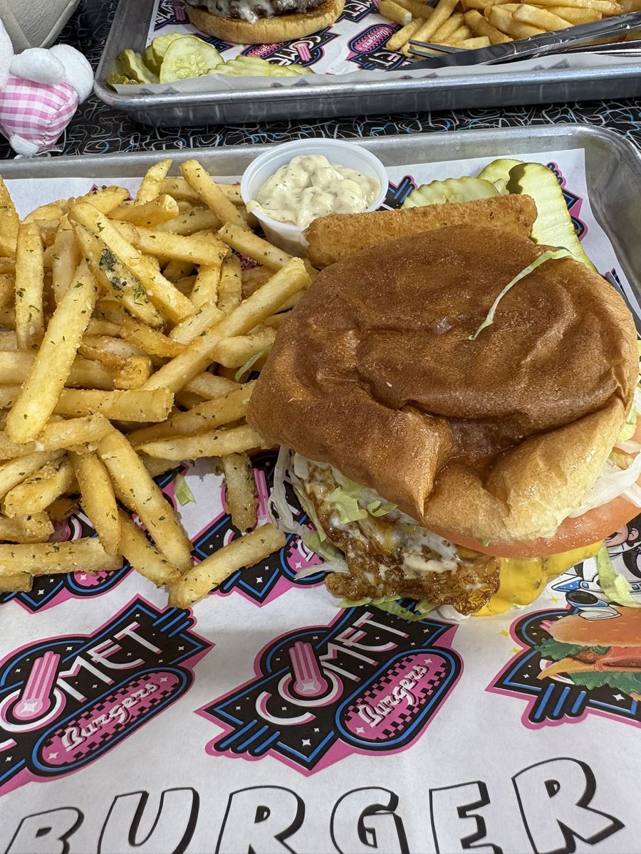 hkluvr3's tweet photo. burger date https://t.co/JtLgZHpOPT