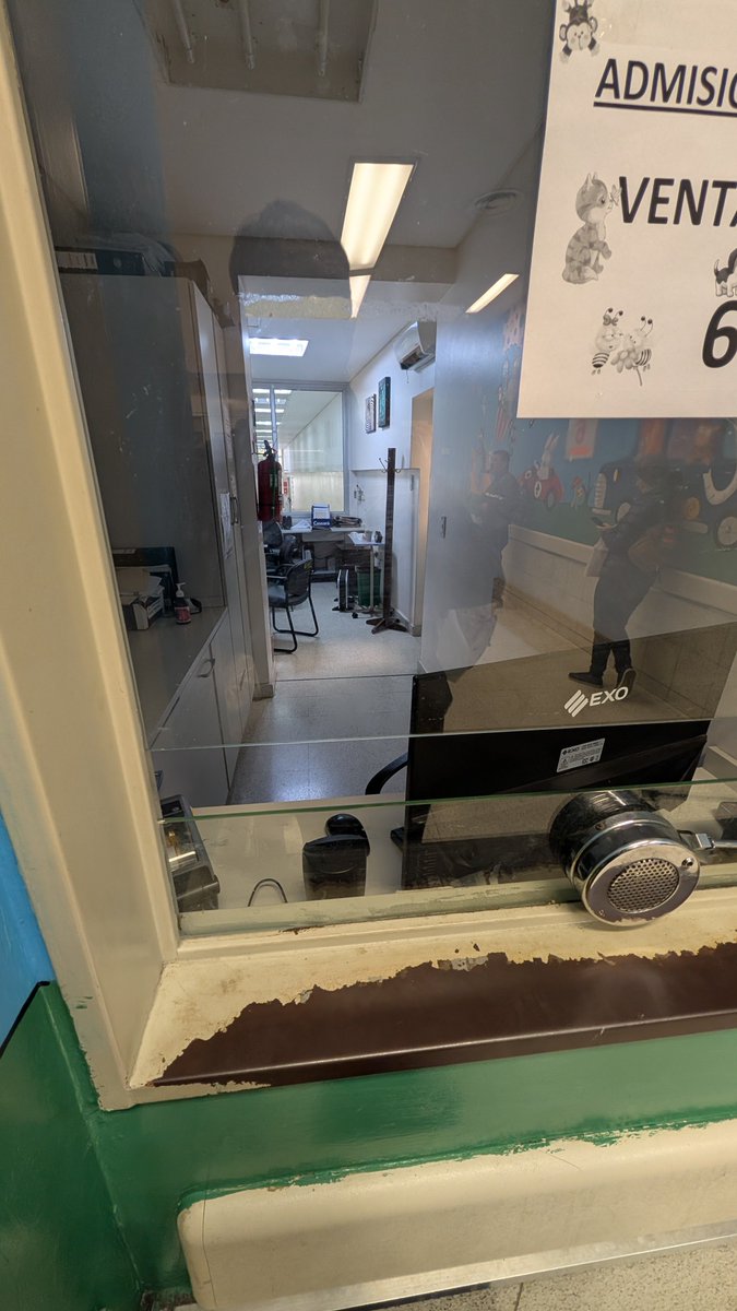 MNPicc's tweet photo. Tuve que venir al Hospital de Niños por un tema de guardia. De seguridad me dicen que el de admisión está comiendo así que hay que esperar media hora.

Ni se te ocurra morirte de 14 a 14:30 porque es la hora de comer. 

Mis impuestos en acción, @gcba @basalud. https://t.co/aN0vpWK4aS