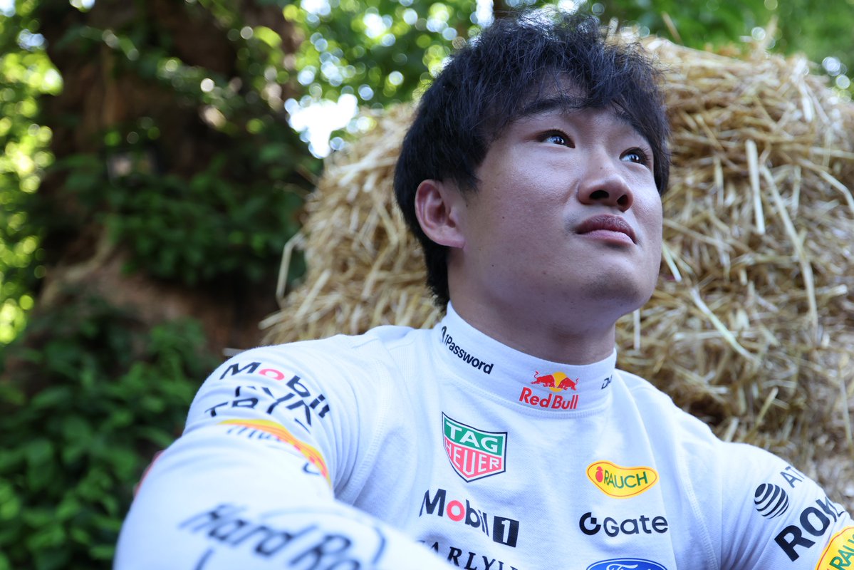redbullracing's tweet photo. Hay, Yuki 😉

#F1 || #RedBullRacing https://t.co/vIHDbAdDXB