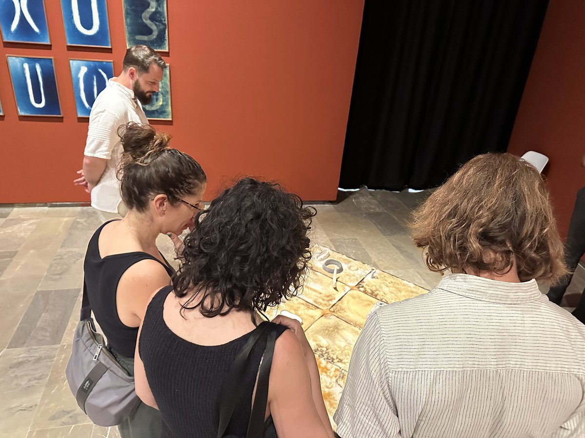 centredelcarme's tweet photo. 📢 Inauguramos ‘Memorias del suelo’, una investigación sobre la superficie terrestre como fuente creativa en prácticas artísticas contemporáneas.

Una reconsideración del papel del suelo como espacio en constante mutación, vivo y contenedor de memorias.

🗒️ Hasta el 4 de octubre. https://t.co/NWjM9ZUEpB