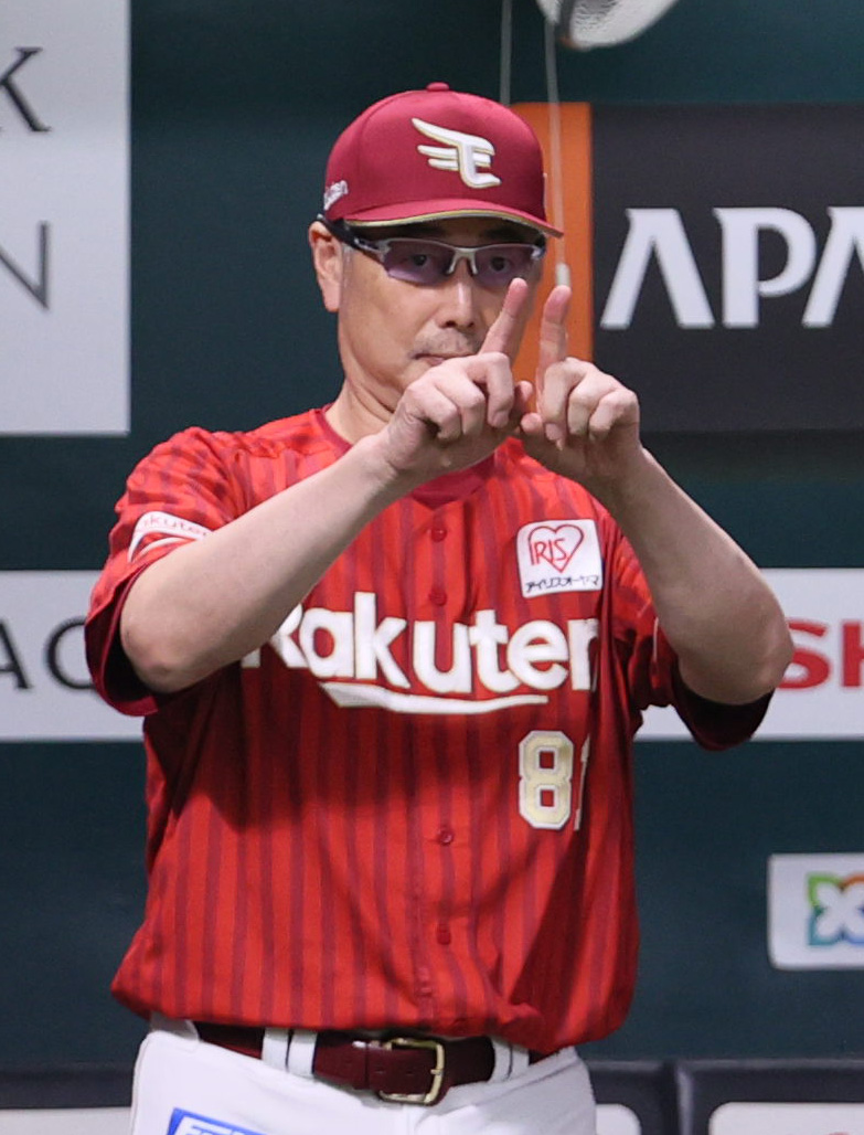 Sanspo_EAGLES's tweet photo. 【プロ野球ソフトバンク対楽天】10日、9回にリクエストする吉井理人監督。（撮影・渋井君夫）https://t.co/9Qx1Q9mpNq https://t.co/yIl3xycWrf #吉井理人 https://t.co/pl9bPpOWkg