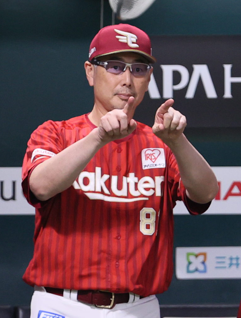 Sanspo_EAGLES's tweet photo. 【プロ野球ソフトバンク対楽天】10日、9回にリクエストする吉井理人監督。（撮影・渋井君夫）https://t.co/9Qx1Q9mpNq https://t.co/yIl3xycWrf #吉井理人 https://t.co/pl9bPpOWkg